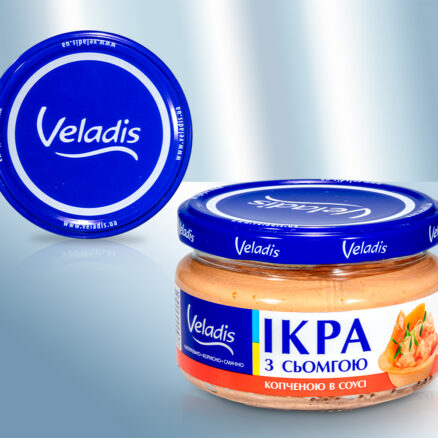 Икра мойвы в салатном соусе с кусочками копченого лосося