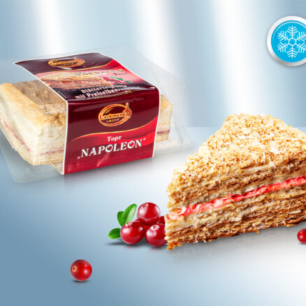 Торт слоёный "Наполеон" с ванильным вкусом и с брусничной начинкой, замотоженный